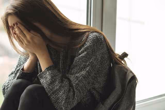 Was kann man gegen Mobbing tun? Trauriges Mädchen