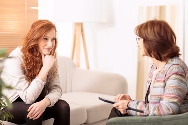 Betroffene spricht mit Beraterin über Mobbing