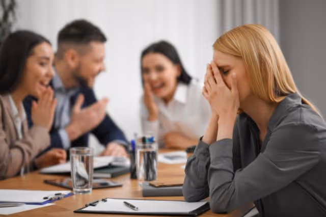 Mitarbeiterin wird von Kollegen gemobbt