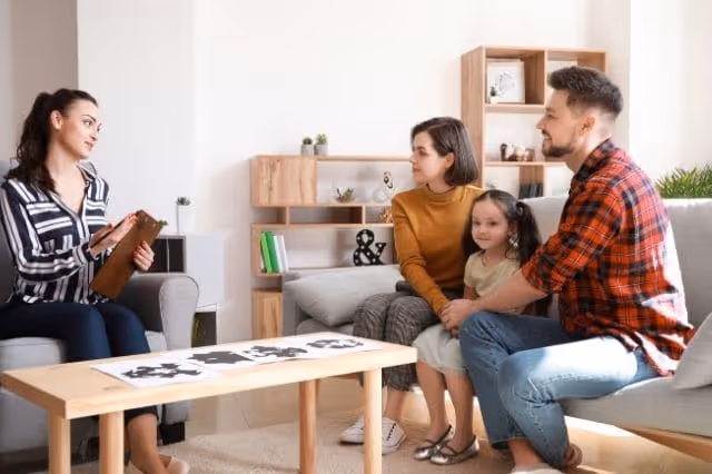 Hilfen zur Erziehung: Familie unterhält sich mit Berater