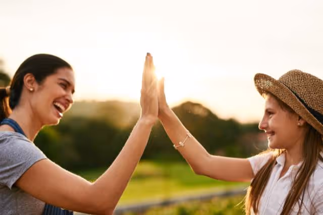  Mutter und Tochter feiern gemeinsamen Erfolg