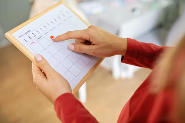 Mutter plant eine Wochenroutine mit Aufgaben