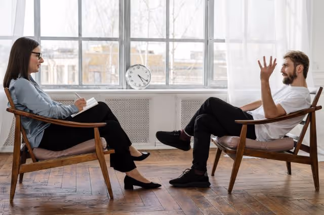 Coaching Selbstbewusstsein: Innere Stärke entwickeln Coaching Selbstbewusstsein: Coach und Klient sprechen