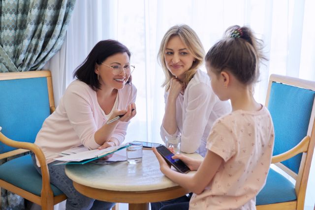 Familienberatung: Mutter und Kind im Gepräch mit Beraterin