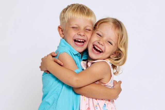 Positive Eigenschaften Kind: Kinder umarmen sich