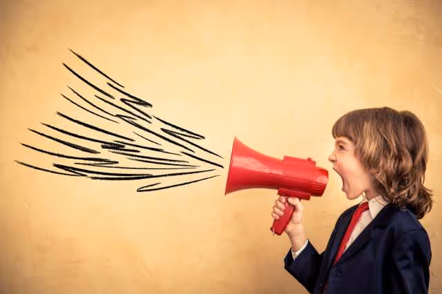 Gewaltfreie Kommunikation 4 Schritte: Junge brüllt ins Megaphon