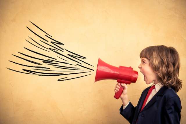 Gewaltfreie Kommunikation 4 Schritte: Junge brüllt ins Megaphon