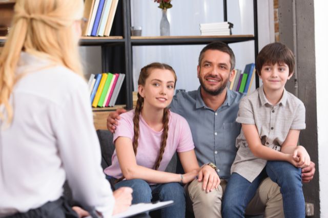 Vater mit Kindern bei Familienberatung