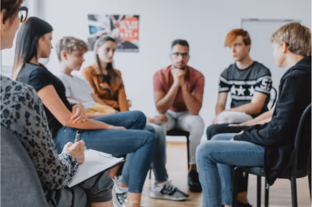 Jugendliche bei Therapiegruppe