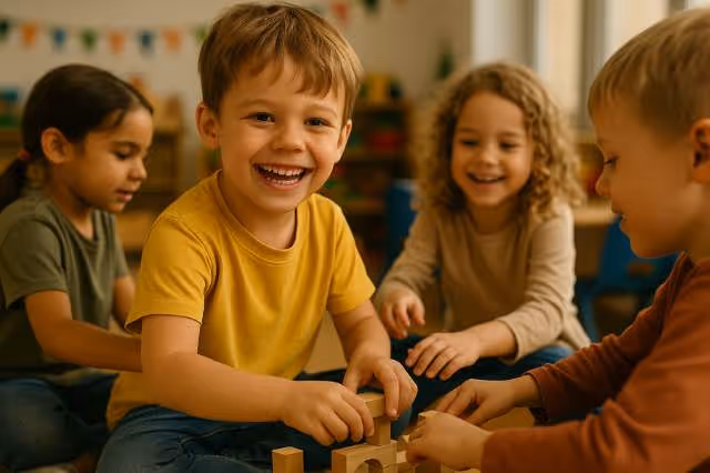 Junge spielt fröhlich mit anderen Kindern im Kindergarten