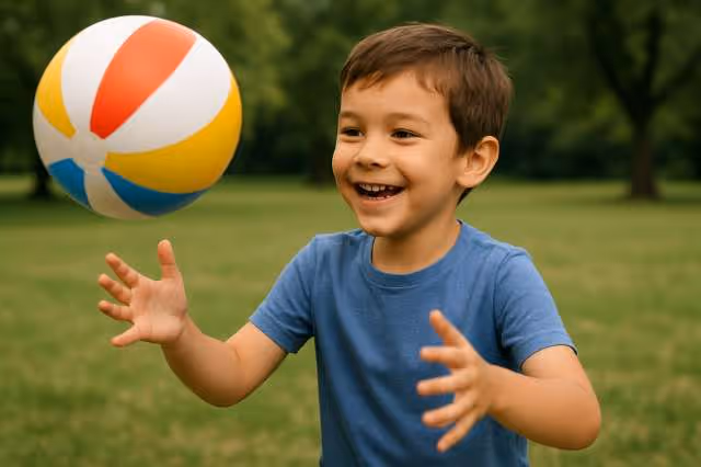 Kind spielt glücklich mit einem Ball