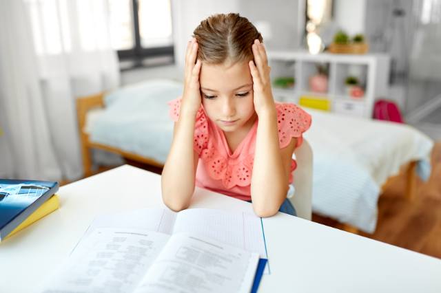 Schülerin ist traurig über ihre schlechten Noten 