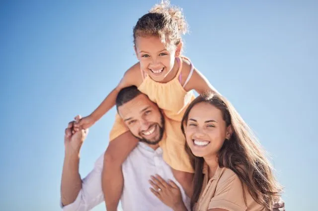 Eltern lachen mit Kind