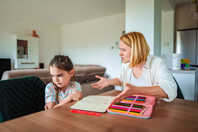 Mutter und Tochter haben einen Konflikt