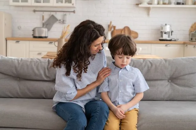 Mutter tröstet ihren Sohn bedürfnisorientiert