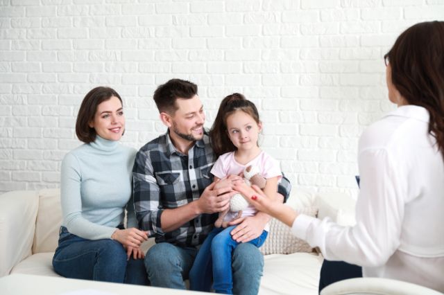 Familie im Beratungsgespräch mit einem Pädagogen