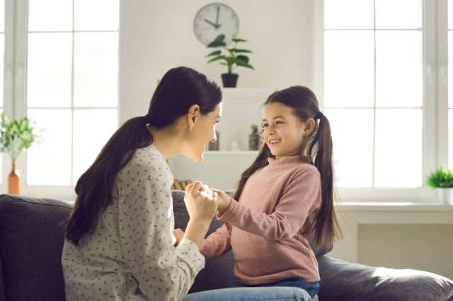 Mutter übt mit Tochter Anti-Mobbing Übungen