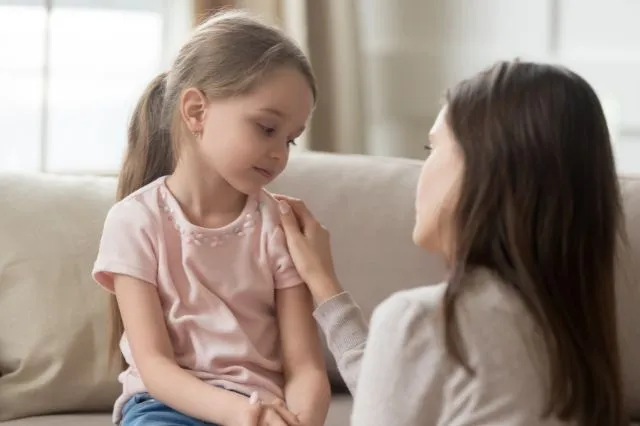 Mutter übt mit Tochter Anti-Mobbing Methoden