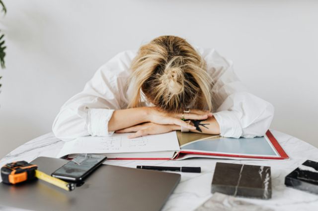 Burnout Frau Symptome früh erkennen 