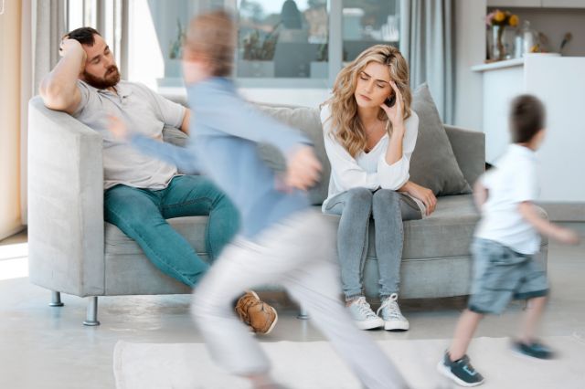 Frau hat Burnout Symptome