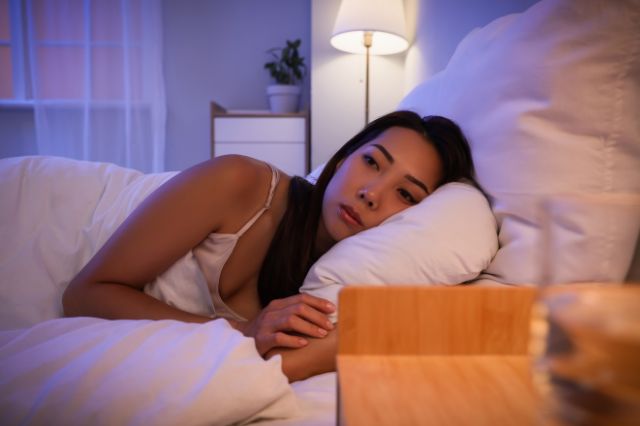 Frau kann aufgrund von Burnout nicht schlafen