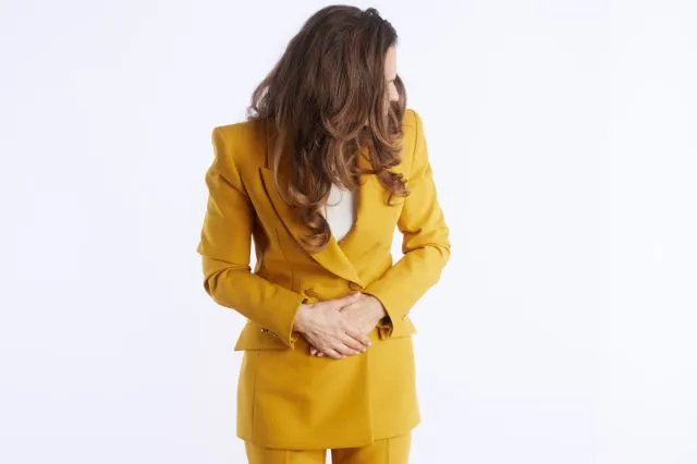 Frau hat aufgrund von Burnout Bauschmerzen