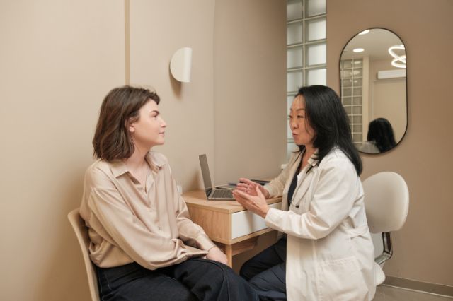 Frau kriegt bei Burnout Unterstützung von Beraterin