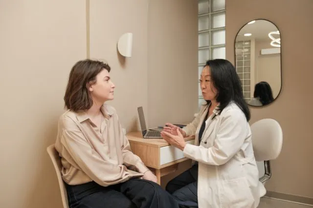 Frau kriegt bei Burnout Unterstützung von Beraterin