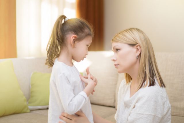 Mutter erschöpft wegen Ihrem schwererziehbaren Kind