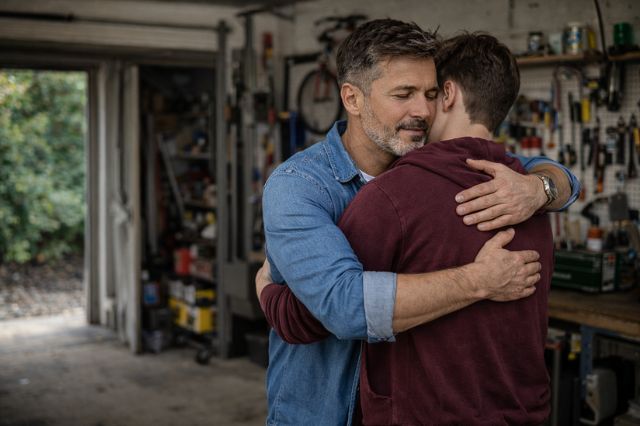 Vater und Sohn arbeiten an ihrer gestörten Beziehung
