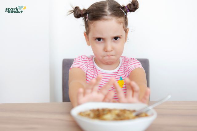 Kind schiebt essen weg