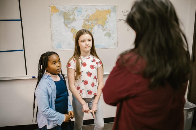 Kind wird von anderen Kindern geschlagen Hilfe