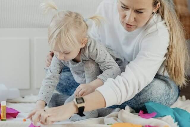 Konzentration bei Kindern durch gemeinsames Basteln fördern