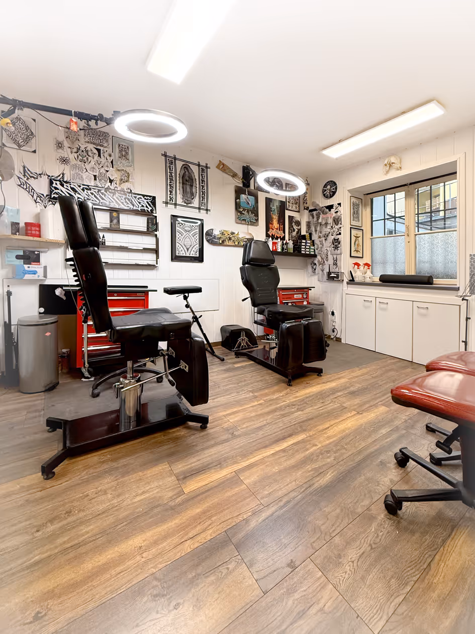 Fine Line Tattoo Studio. Raum mit Stühlen wo Kunden Tatowiert werden.