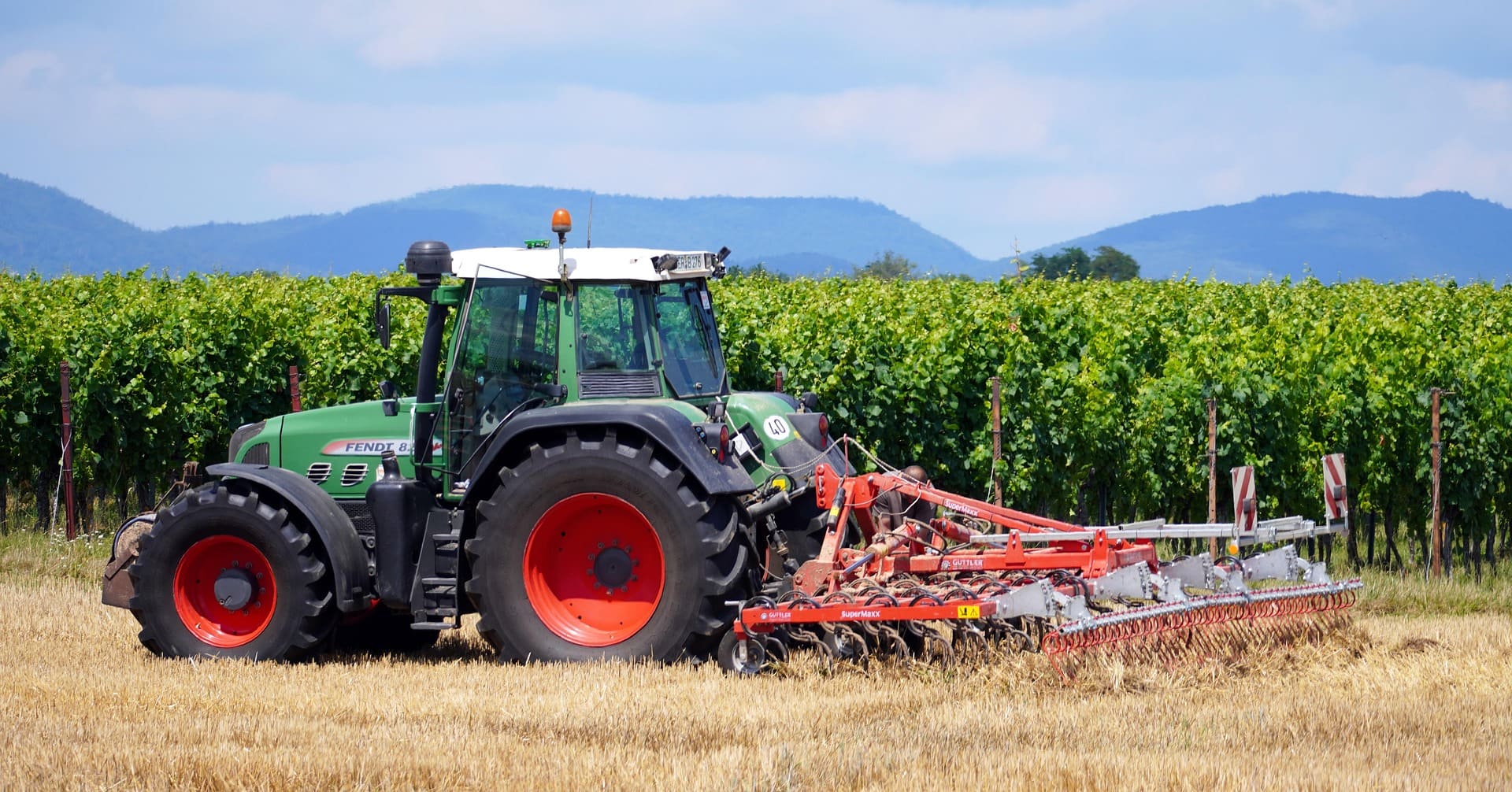 Calcul de marge brute en agriculture avec détail des charges phytosanitaires sur un ordinateur portable