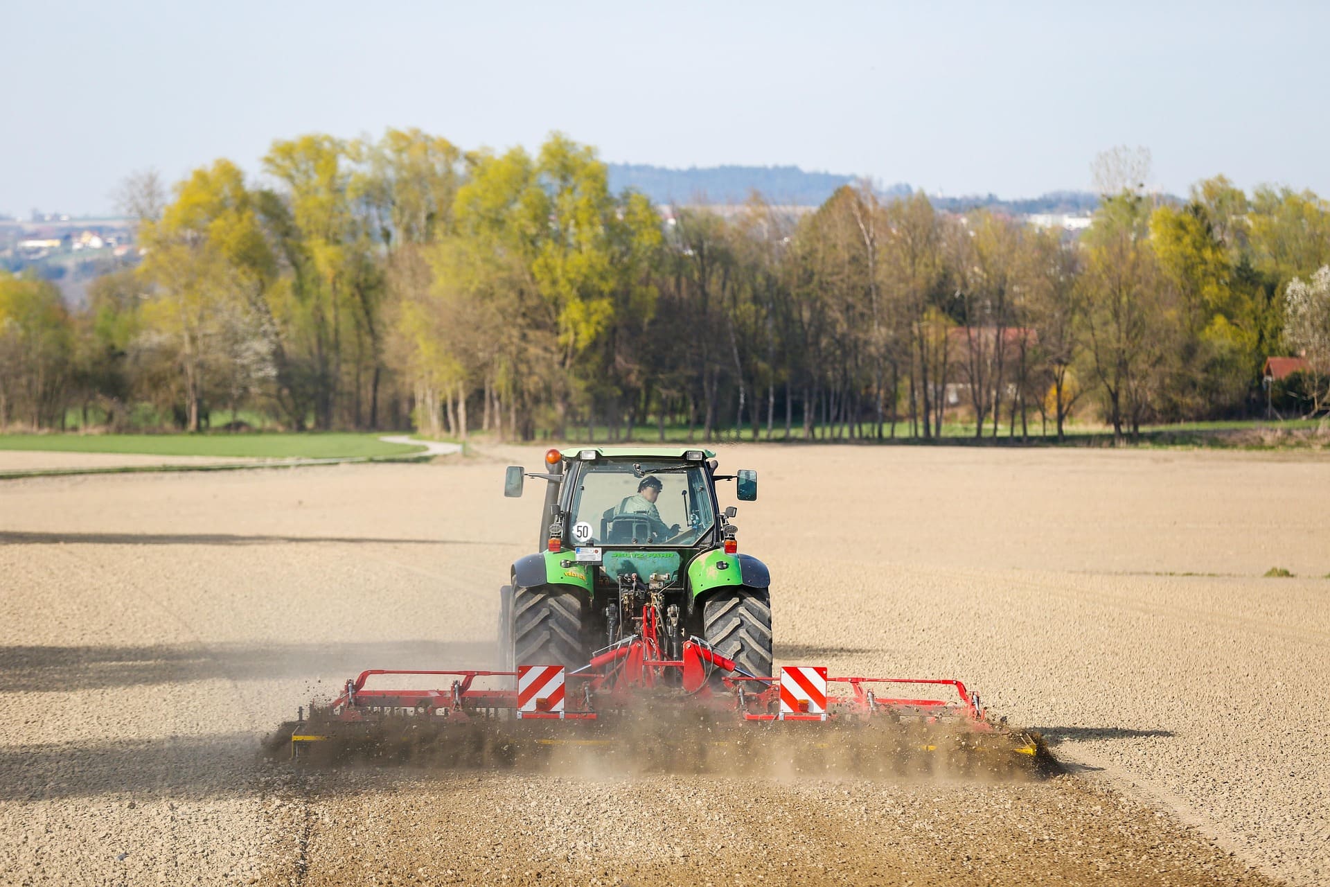 Champ de céréales touché par la sécheresse en France en mai 2025.