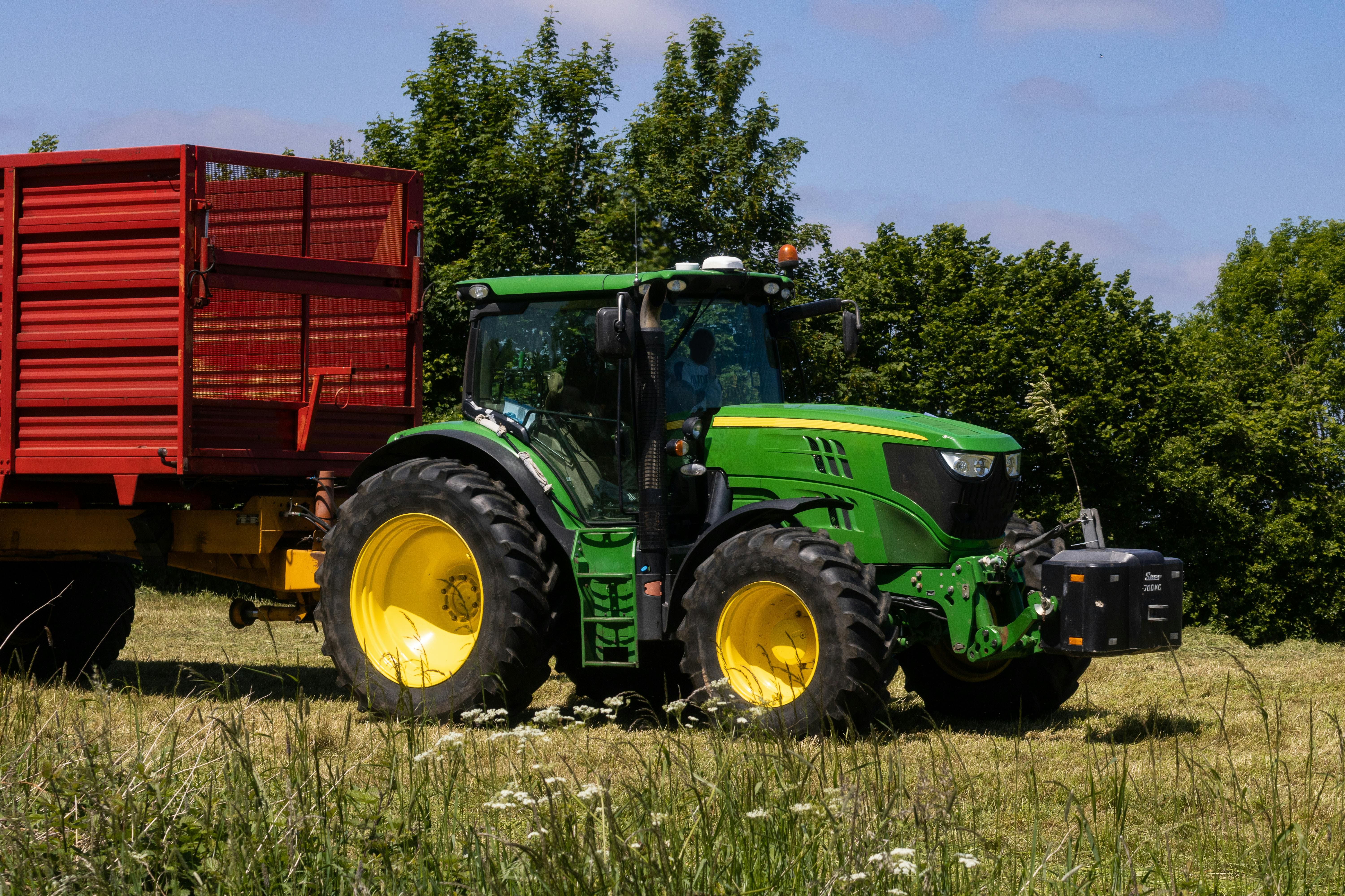 Agriculteur utilisant une tablette pour consulter ses données agricoles sur le terrain.