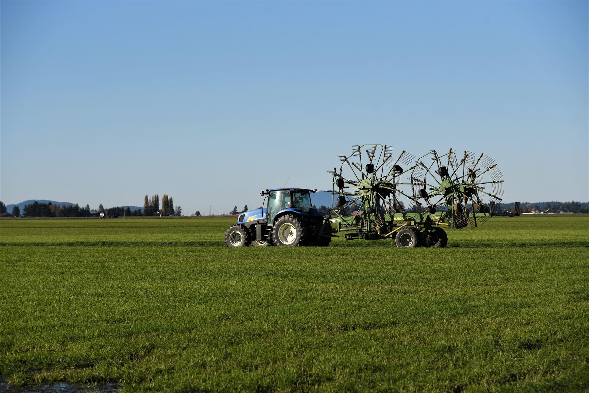Exploitant agricole effectuant sa déclaration fiscale et sociale sur ordinateur.