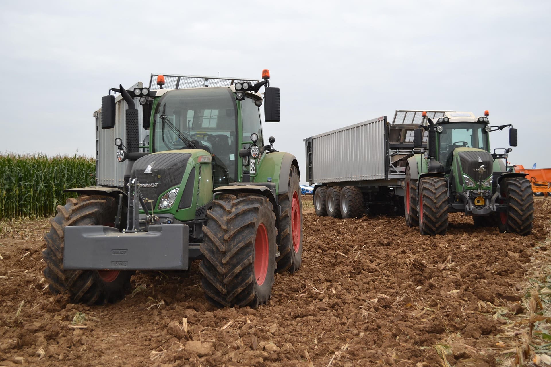 Agriculteur consultant ses assurances pour protéger son exploitation.