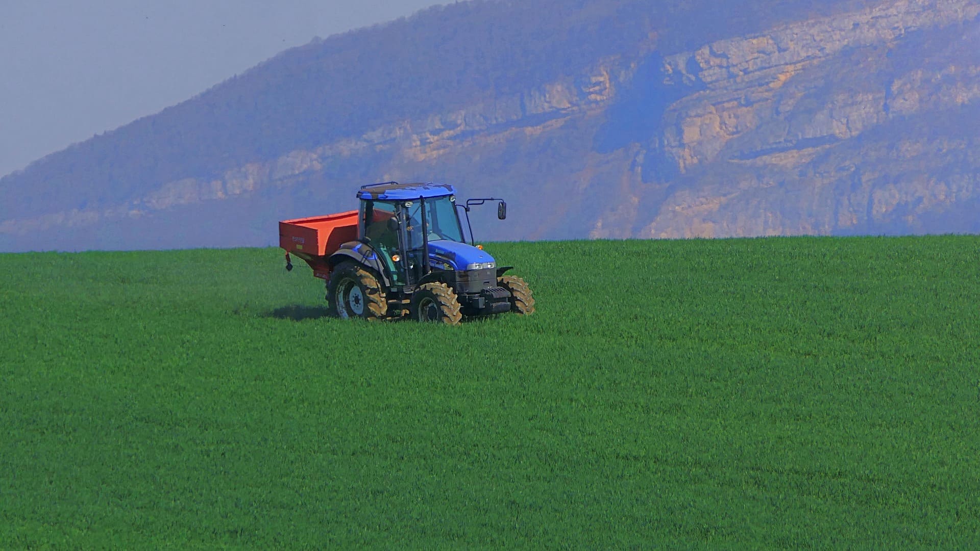 Exploitant agricole formant un salarié au travail sur l’exploitation.