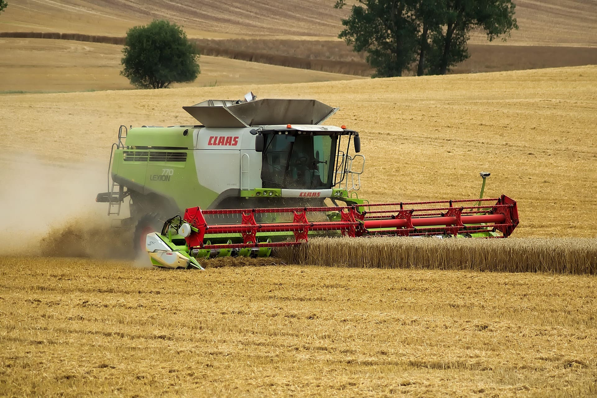 Agriculteur analysant les indicateurs économiques de son exploitation.