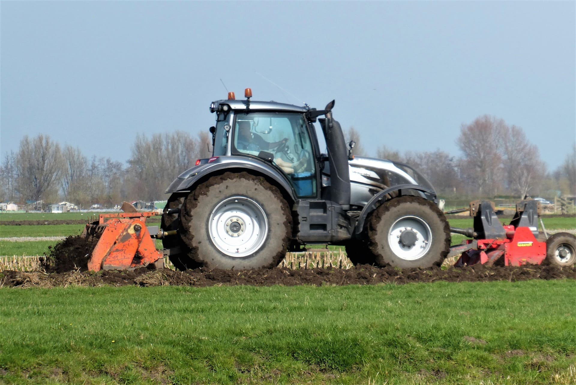 Agriculteur analysant la trésorerie de son exploitation.