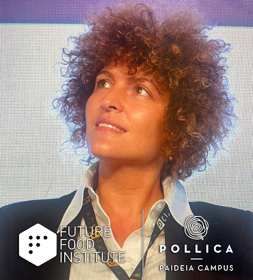 Mujer con cabello rizado y expresión pensativa frente a pantalla con logos de Future Food Institute y Pollica Paideia Campus.
