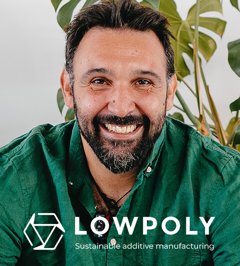 Mujer de cabello corto y oscuro sonriendo, vestida con blazer claro y pendientes de aro.