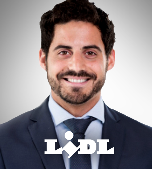 Mujer de cabello corto y oscuro sonriendo, vestida con blazer claro y pendientes de aro.