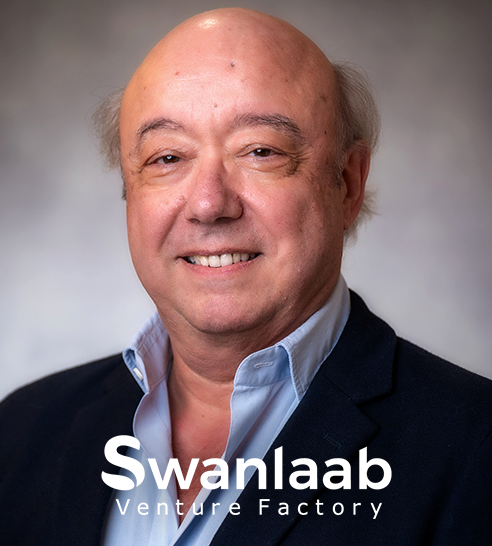 Mujer de cabello corto y oscuro sonriendo, vestida con blazer claro y pendientes de aro.