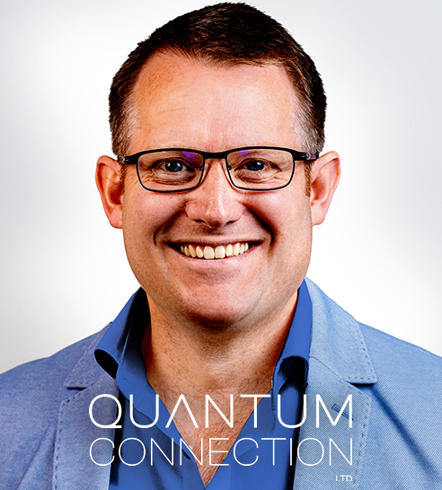 Mujer de cabello corto y oscuro sonriendo, vestida con blazer claro y pendientes de aro.