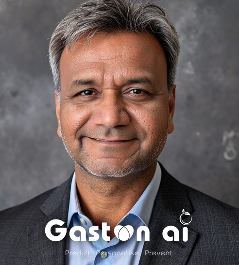 Mujer de cabello corto y oscuro sonriendo, vestida con blazer claro y pendientes de aro.