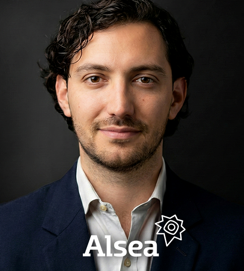 Mujer de cabello corto y oscuro sonriendo, vestida con blazer claro y pendientes de aro.