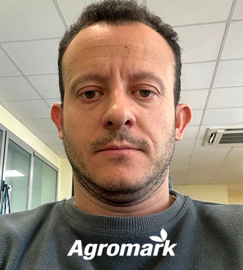 Mujer de cabello corto y oscuro sonriendo, vestida con blazer claro y pendientes de aro.